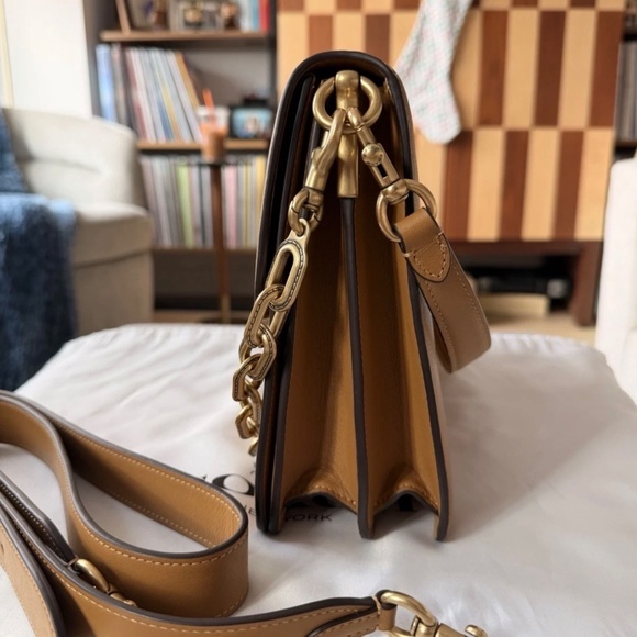 Coach Retail Chain Tabby 30 in Honey Brown with Brass Hardware - Picture 3 of 11